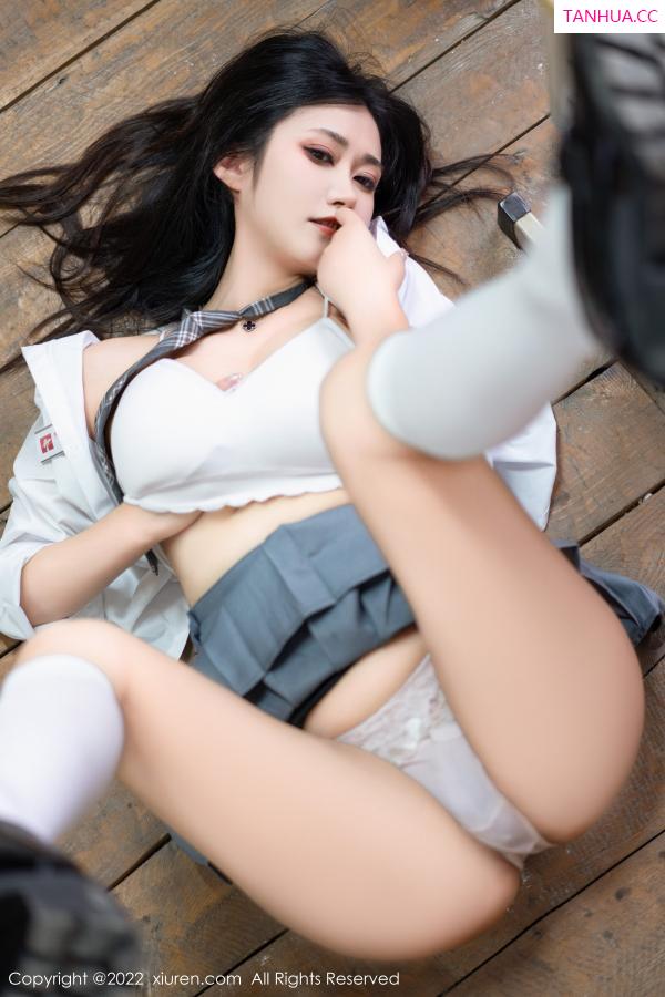 laura阿姣  [XiuRen]高清写真图 2022.12.08 No.5970 laura阿姣 短裙美腿第54张图片
